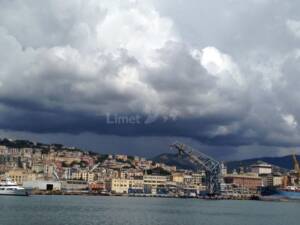 Genova vista dal Porto. Un fronte temporalesco minaccia la città dalle sue spalle