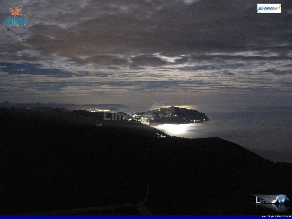 Il golfo Paradiso ed il levante illuminati dalla luna piena di questa notte, visti dalla webcam del M.Fasce 