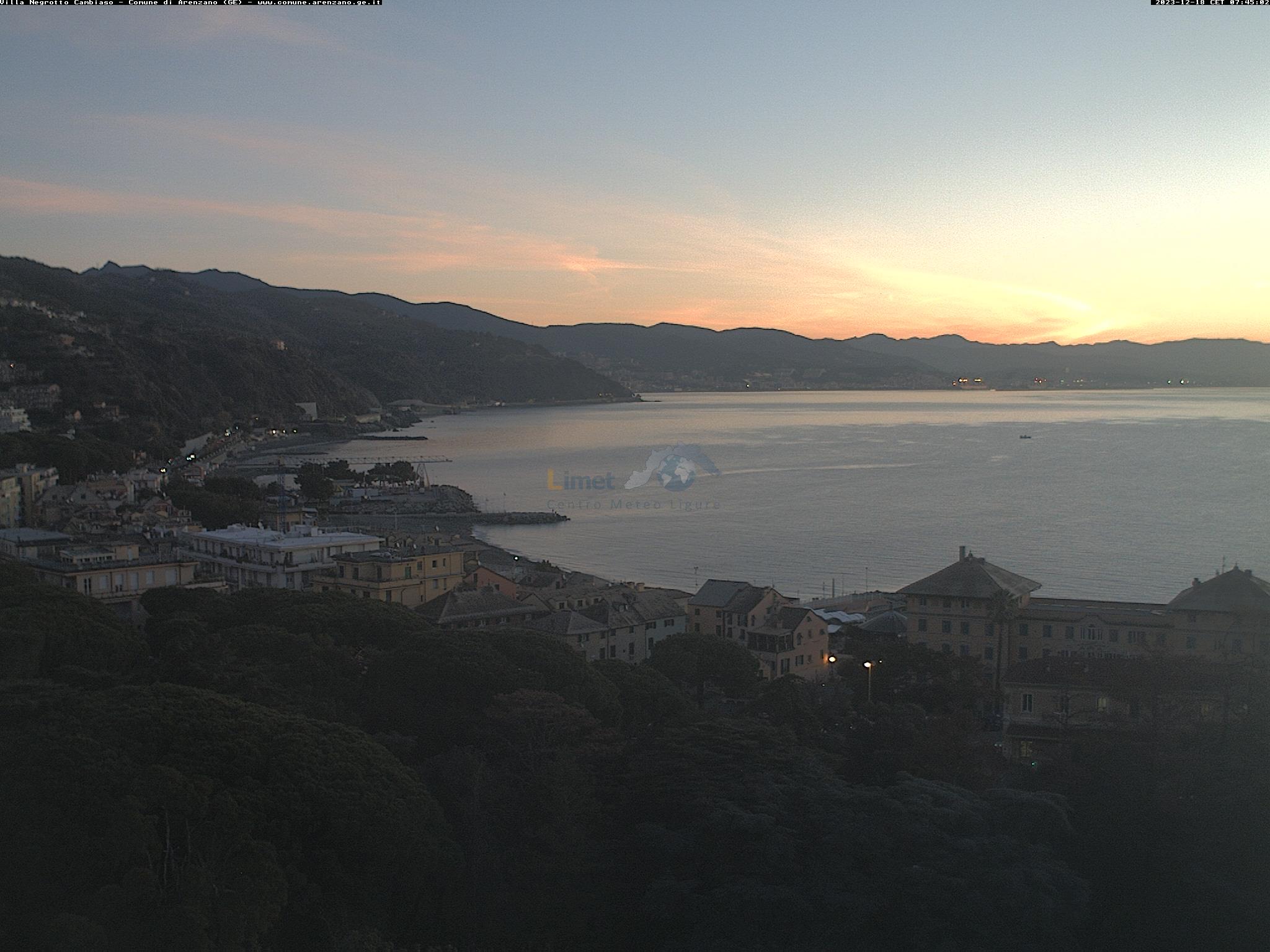 Arenzano e il Golfo di Genova alle prime luci dell'alba.