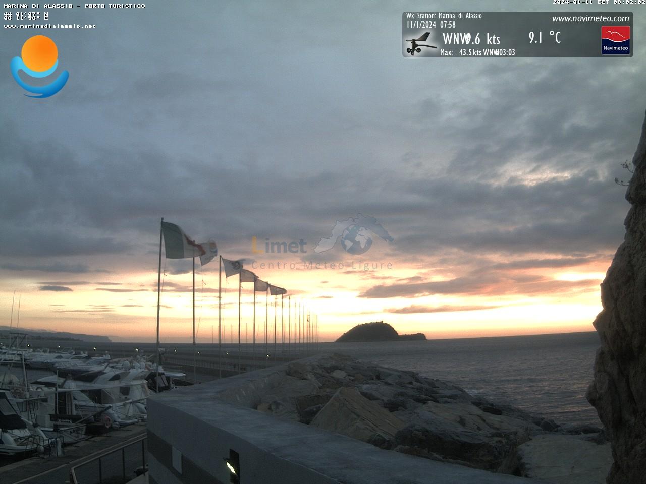 L'alba vista dal Porto di Alassio con l'isola della Gallinara sullo sfondo; da notare l'insistenza del vento che perdura anche nel Savonese.